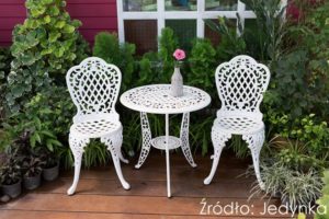 set of white furniture with table and chairs decorated Klasyczna biel jest niezwykle eleganckim kolorem w wystroju. Biel wokół domu z Jedynką