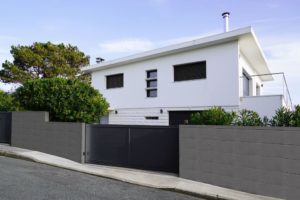 Modern,Front,Of,House,And,Garage,Gate,Garden,Entrance Co pierwsze? Ogrodzenie czy podjazd – oto jest pytanie! Taras, alejki, przestrzenie zielone, podjazd, ogrodzenie, elementy małej architektury!