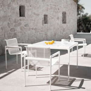 1Mood-Design_meble_ogrodowe_marki_Knoll Nowoczesne retro kolekcja mebli ogrodowych w ogrodzie