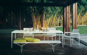 6Mood-Design_meble_ogrodowe_marki_Knoll Nowoczesne retro kolekcja mebli ogrodowych w ogrodzie