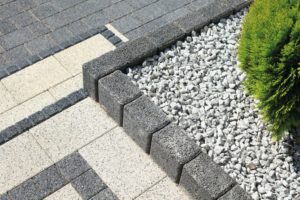 Palisada Hestra, obrzeże Endo Jak zaprojektować aranżację strefy wejściowej w stylu nowoczesnym? Minimalistyczne, o prostych bryłach, z dużymi powierzchniami przeszklonymi na elewacji – tak prezentuje się większość domów zbudowanych w stylu nowoczesnym