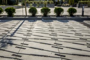 Polbruk_Extrano(2) Jak zaprojektować aranżację strefy wejściowej w stylu nowoczesnym? Minimalistyczne, o prostych bryłach, z dużymi powierzchniami przeszklonymi na elewacji – tak prezentuje się większość domów zbudowanych w stylu nowoczesnym
