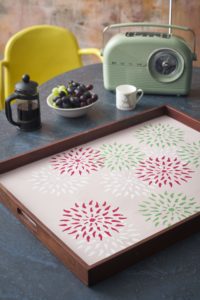 Annie Sloan pomysł na dekorację tacy z farbami Chalk Paint (1) Serwuj kolory lata! Nowy projekt DIY od Annie Sloan