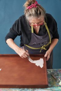 Annie Sloan pomysł na dekorację tacy z farbami Chalk Paint. Krok 1 Serwuj kolory lata! Nowy projekt DIY od Annie Sloan