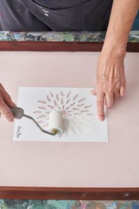 Annie Sloan pomysł na dekorację tacy z farbami Chalk Paint. Krok 2 Serwuj kolory lata! Nowy projekt DIY od Annie Sloan