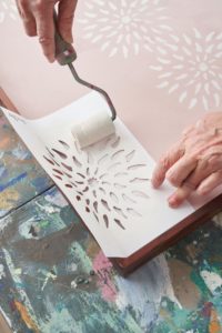 Annie Sloan pomysł na dekorację tacy z farbami Chalk Paint. Krok 3 Serwuj kolory lata! Nowy projekt DIY od Annie Sloan