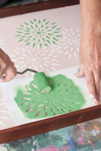 Annie Sloan pomysł na dekorację tacy z farbami Chalk Paint. Krok 4 Serwuj kolory lata! Nowy projekt DIY od Annie Sloan