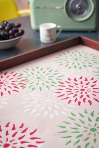 Annie Sloan pomysł na dekorację tacy z farbami Chalk Paint. Krok 6 Serwuj kolory lata! Nowy projekt DIY od Annie Sloan
